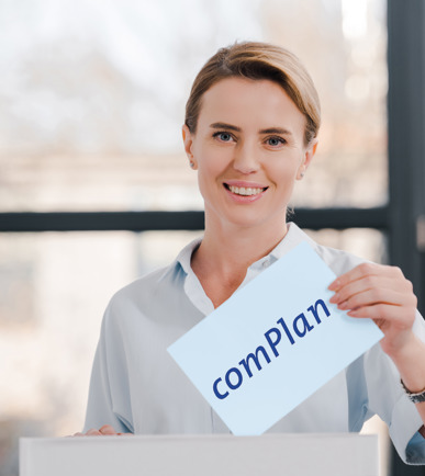 Frau mit Wahlcouvert mit comPlan Loga